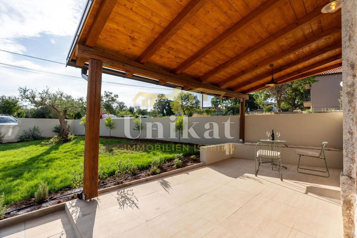 Renovirana kamnita hiša s bazenom